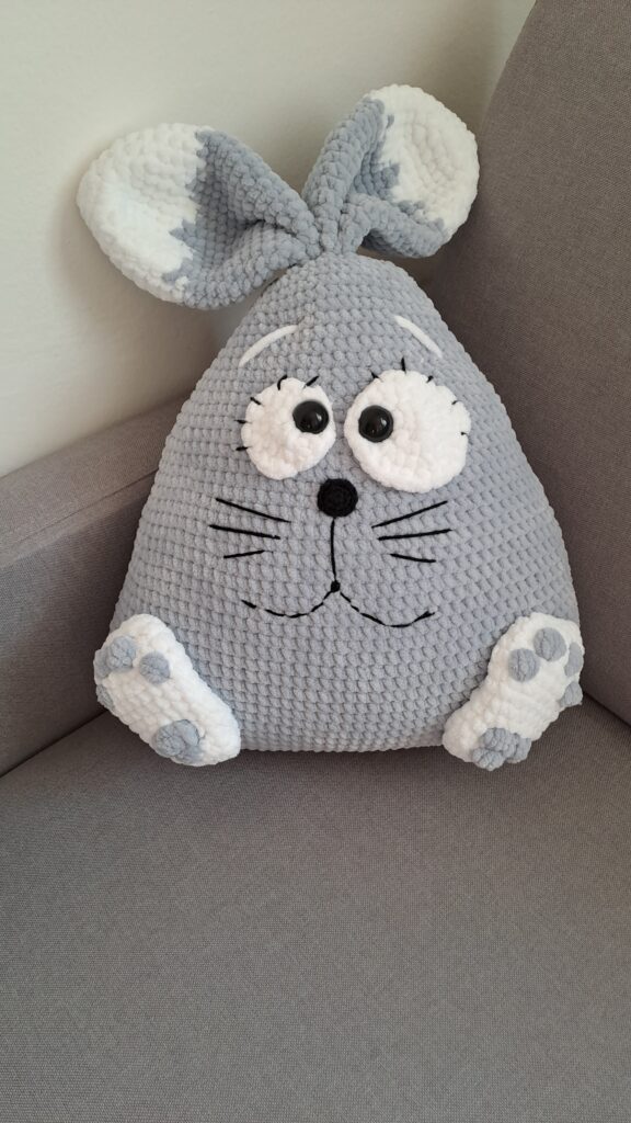 Zákaznické foto háčkovaný polštář zajíc ruční výroba LeCha.cz Handmade and Home Decor