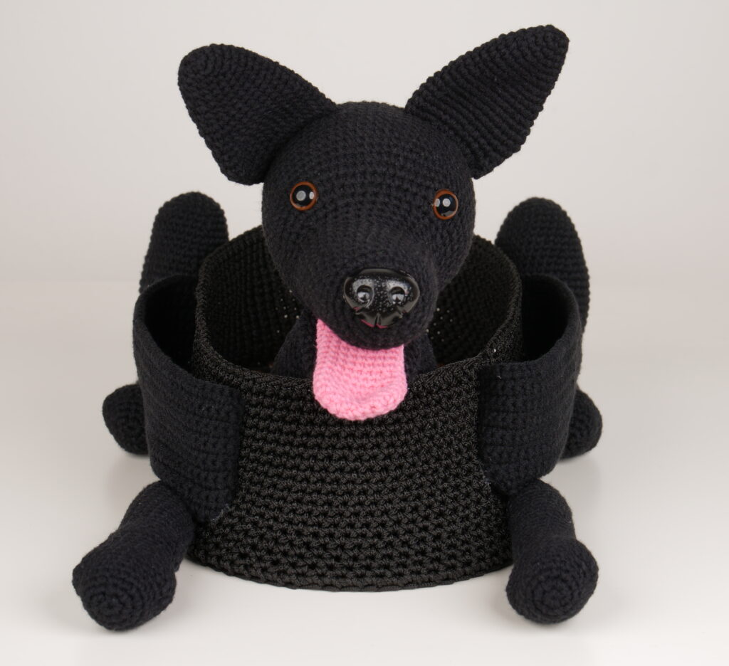 Háčkovaný košík černý s ovčákem - Lecha.cz Handmade and Home Decor