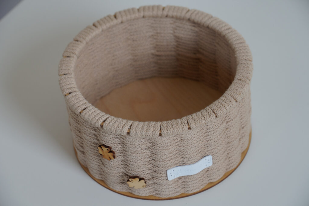 Vyplétaný ručně vyráběný košík kulatý s knoflíky - LeCha.cz Handmade and Home Decor