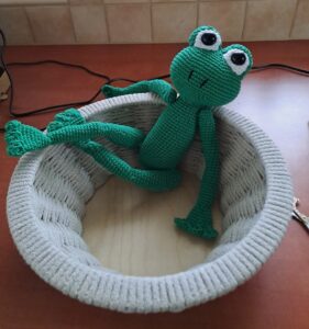 Zákulisí aranžování koše s uháčkovanou žábou do správné polohy